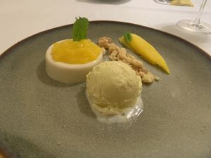 Panacotta mit Mangokompott, Ananaseis und Crumble aus weißer Schokolade und Kokos at Haus 26 in Weissbriach