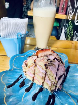 Bizcocho de fresa con latte frío   at Mercy Vegan Food in Bogota