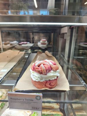 Raspberry semla at CPH - Espresso House - T2 in Kastrup