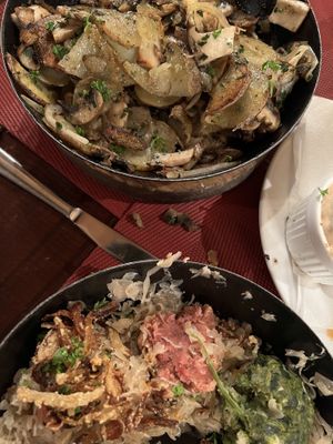 Gröstel mit Pilzen und Knödel (Spinat/rote Beete) mit Sauerkraut   at Dorfstadl in Fiss