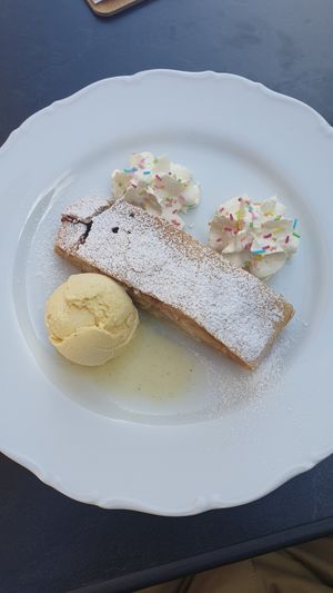 Apfelstrudel at Dorfstadl in Fiss