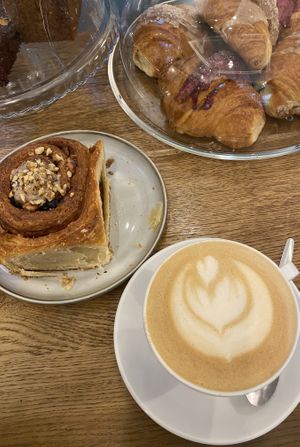 Vegan latte and cinnamon bun at Szklarnia in Krakow