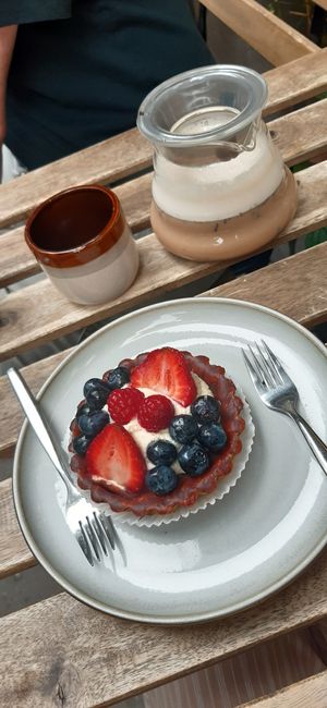 Chai latte and berry tarte at Szklarnia in Krakow