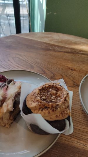 Cinnamon roll and muffin with peanut butter chocolate at Szklarnia in Krakow