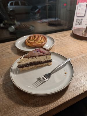 vegan cheesecake and cinnamon bun at Szklarnia in Krakow