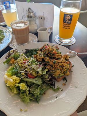 Avocado mit Rührei Frühstück at Cafe Jasmin in Munich