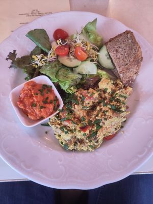 Tofu scramble breakfast at Cafe Jasmin in Munich