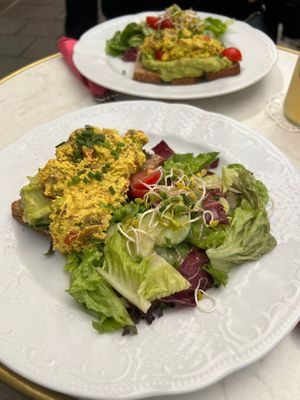 avocado frühstück + veganes rührei at Cafe Jasmin in Munich