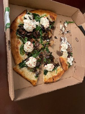Spinach & mushroom pizza - presentation on point but the cheese was a little sour and the flavors don’t pair well. 3.5/10  at True Food Kitchen in Las Vegas
