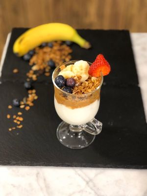Plant-based coconut yoghurt with granola, fruit and dark chocolate chips. at Arte-sans in Castelldefels