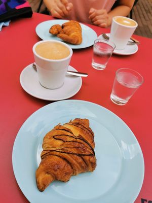 Buenísimos croissants y café con bebida de avena at Arte-sans in Castelldefels