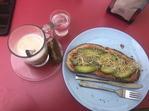 Café  con leche de avena y tostada de aguacate  at Arte-sans in Castelldefels