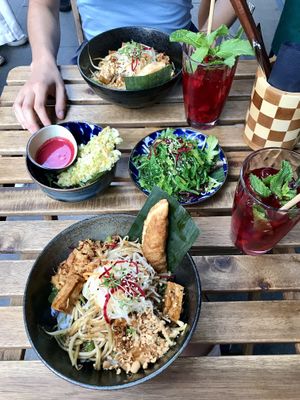 Balance Bowl, Five Senses, Wakame Salad and the raspberry lemonade. Delicious!   at An Vegan House - Lange Reihe in Hamburg