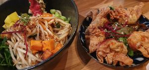 Regeneration Bowl (links) und Knusprige Wantans (rechts) at An Vegan House - Lange Reihe in Hamburg