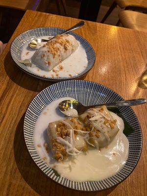 Vorne Kürbis Kuchen, hinten Banane   at An Vegan House - Lange Reihe in Hamburg