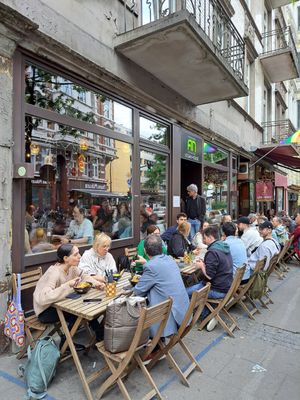 Its very popular. This was Sunday evening. Saturday was thundering down pour so there was no outdoor seating. at An Vegan House - Lange Reihe in Hamburg