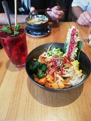 "Rejuvenation Bowl" and the "Red River" at An Vegan House - Lange Reihe in Hamburg