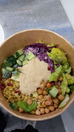 humus bowl🤌🏽 9,95€ at Haferkater - Hbf Düsseldorf in Dusseldorf
