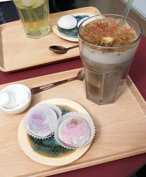 Cherry/Violet mochi + Rose mochi + Iced hojichaccino at La Maison du Mochi - Turenne in Paris