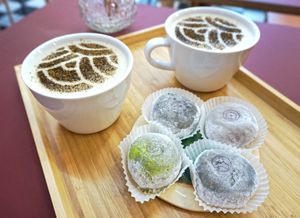 Hojichaccinos + mochis at La Maison du Mochi - Turenne in Paris