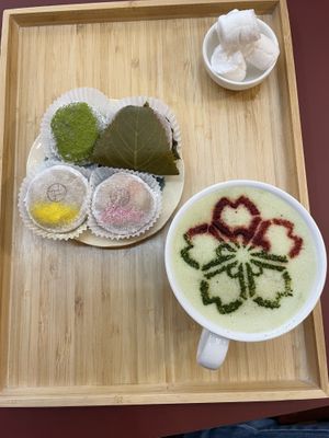 Sakuraccino und Mochis - 23 Euro  at La Maison du Mochi - Turenne in Paris