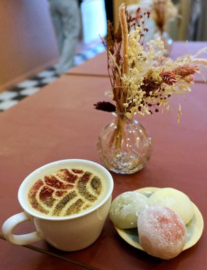 Mochi glacés + Hojichaccino at La Maison du Mochi - Turenne in Paris