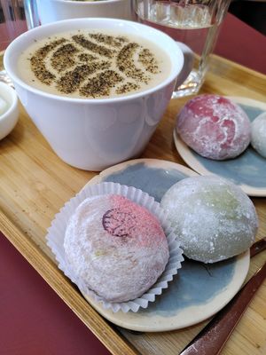 Mochis + Iced Mochis + Hojicha Latte at La Maison du Mochi - Turenne in Paris