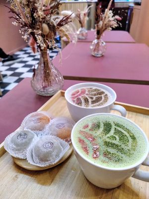 Mochis + Matcha Latte + Hojicha Latte at La Maison du Mochi - Turenne in Paris