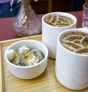 Sundae mochi (black sesame ice-cream + mochi cubes) + Hojicha Latte at La Maison du Mochi - Turenne in Paris