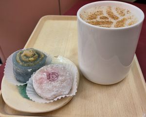 Rose Mochi + Roulé Hazelnuts + Hojichaccino at La Maison du Mochi - Turenne in Paris