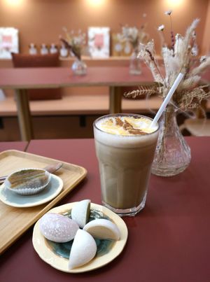 Iced Matchaccino + Iced Mochis + Mochi of the Month (Apricot/Yomogi) at La Maison du Mochi - Turenne in Paris