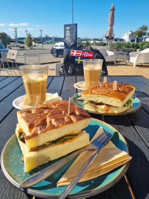 Zalige vegan panini en café latte met havermelk......top! at SOZE in Faaborg