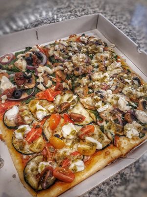 Pizza mix ---- with a Royal, Regina and Vegan Classic at Rustica - Pizza Al Tagglio in Lisbon