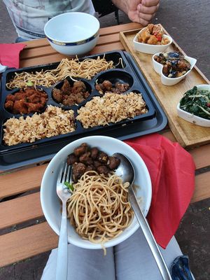 Mehr als ausreichend für zwei! at De Vegetarische Toko in The Hague