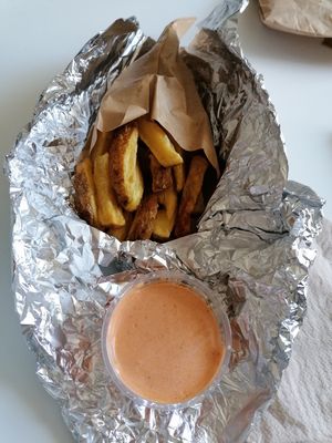 Fries with samurai sauce at Gustavo in Grenoble