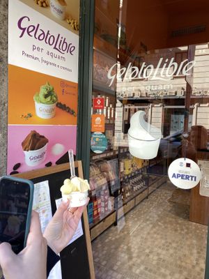 Small, but lovely shop with vegan articles like chocolate   at Gelato Libre in Milan