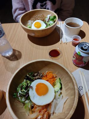 Bibimbap amb kimchi (a baix) i bibimbap amb jabchae (a dalt) at La Picnic in Barcelona