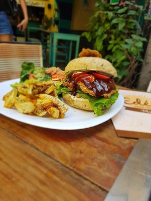 Hamburguesa cruji at Edén in Guadalajara