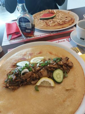 Champignon-Zwiebelgemüse und Williamsbirne-Mandel at Café Pfannkuchen in Cuxhaven