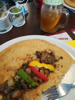 Pfannkuchen mit Champion-Zwiebelgemüse und Eistee at Café Pfannkuchen in Cuxhaven