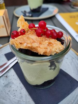 Vegane Nachspeise Brownie mit Pistaziencreme at To Huus in Lueneburg