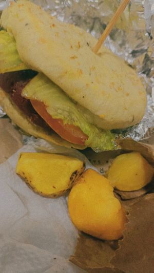 Hamburguesa de carne de garbanzos y papas de cascos at Alquimia Burgeria Artesanal in Bucaramanga