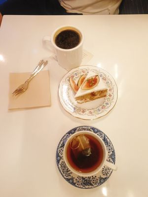 Fig cakes and teaq at Ma Pause in Seoul