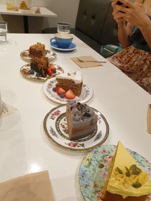 all lined up ready to eat at Ma Pause in Seoul