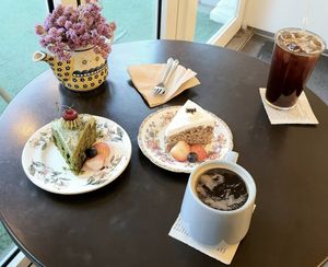 cakes and coffee at Ma Pause in Seoul