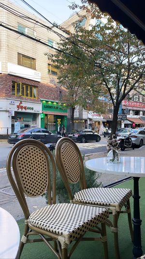 Outside seating  at Ma Pause in Seoul