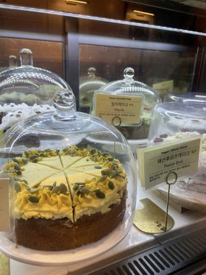 Cake display  at Ma Pause in Seoul