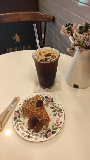 Iced Americano and Coconut Lemon Cake at Ma Pause in Seoul