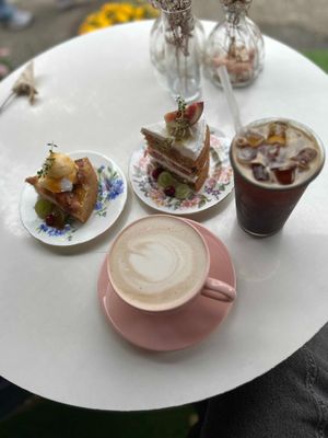 vegan cakes and drinks at Ma Pause in Seoul