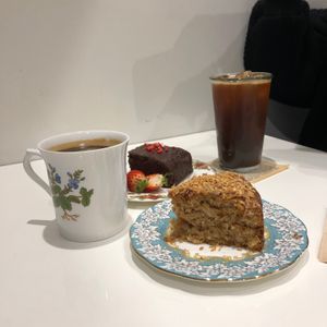 Cakes and coffee at Ma Pause in Seoul